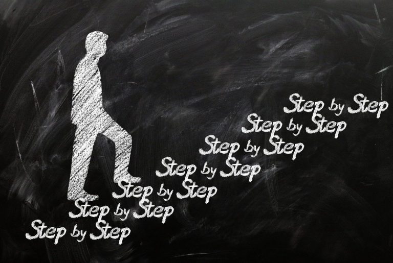 Mensch, der eine Treppe hinaufsteigt, mit der Beschriftung "Step by Step".